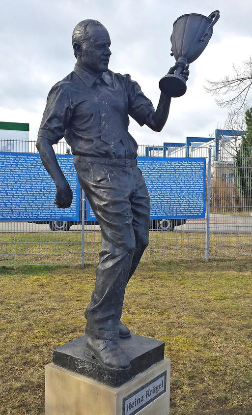 Bild vergrößern: Denkmal Heinz Krügel Avnet Arena ©Goodway - Wiki commons CC BY-SA 4.0