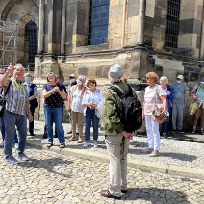 Gästeführer Kurt Krause zeigt den Urlaubern aus Bielefeld das Domviertel. Foto Magdeburg Marketing
