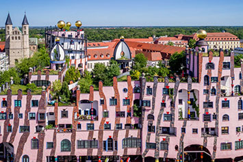 FHRUNG IM HUNDERTWASSERHAUS