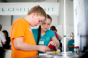 Bild vergrößern: Wissenschaflter des Max Planck-Institutes während des Wissenschaftssommers 2010 im Gespräch mit Schülern Foto: I.Hendel / WiD