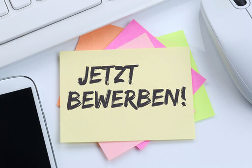 Bunte Notizettel mit der Aufschrift "Jetzt bewerben!"