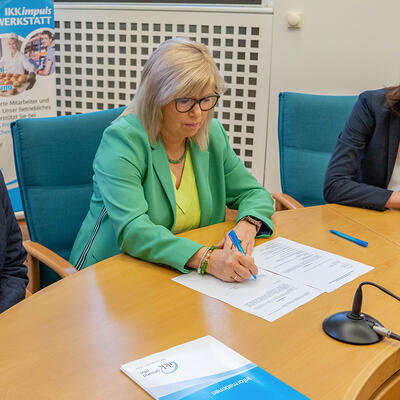 Landeshauptstadt Magdeburg startet Projekt zur betrieblichen Gesundheitsförderung - Frau Mittendorf, Oberbürgermeisterin Simone Borris und Ann Hillig von der IKK gesund plus