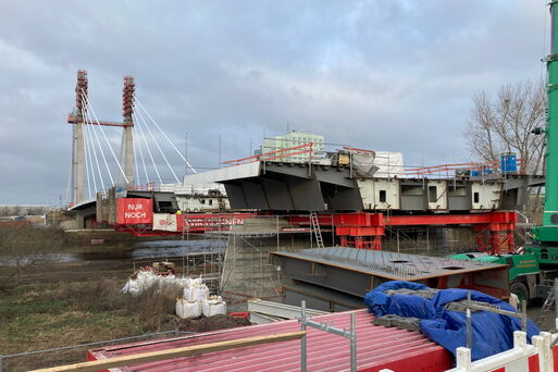 Bild vergrößern: Blick auf die Pylonbrücke vom Ostufer, 02/23