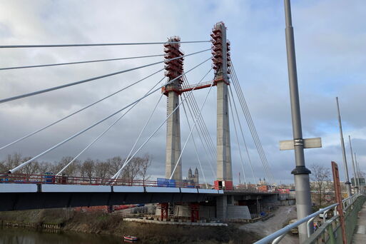 Bild vergrößern: Magdeburger Pylonbrücke mit dem Dom im Hintergrund