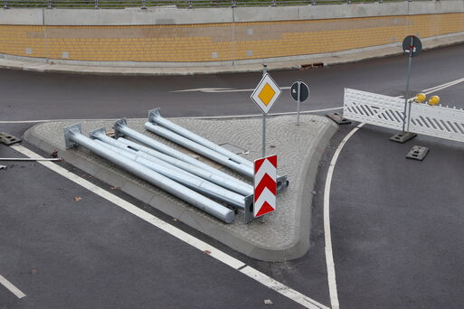 Verkehrszeichen für die Tunnelausfahrt am Damaschkeplatz, 02/23