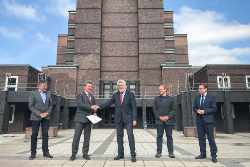 Wirtschaftsminister Prof. Dr. Armin Willingman überreicht den Zuwendungsbescheid an Oberbürgermeister Dr. Lutz Trümper.