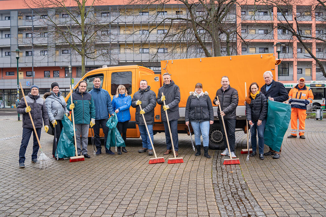 Gruppenbild des initiierenden Teams zur Aktion Magdeburg putzt sich 2023 © Landeshauptstadt Magdeburg, Romy Buhr