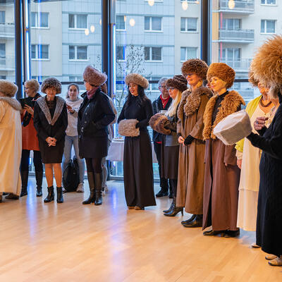 Traditionelle Frauenkleidung zum Frauentag 2023 im Opernhaus Magdeburg
