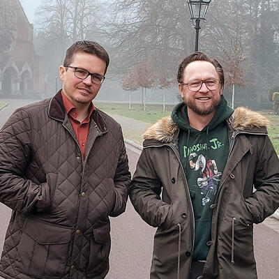 Eigenbetriebsleiter Stefan Matz und Podcaster Stephan Michme auf dem Westfriedhof