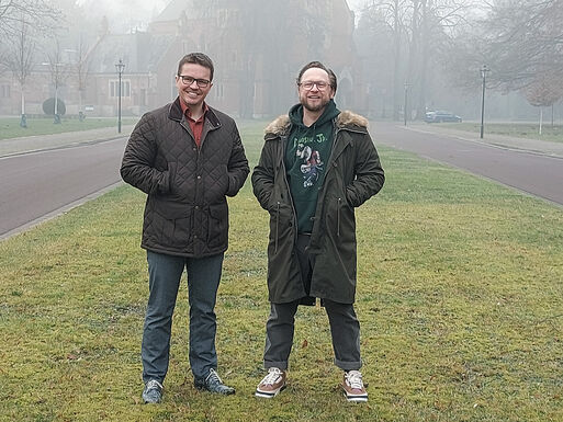 Betriebsleiter Stefan Matz gemeinsam mit Podcaster Stephan Michme vor der Kapelle auf dem Westfriedhof