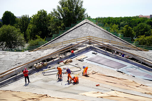 Blick auf die Dacharbeiten - Hyparschale
