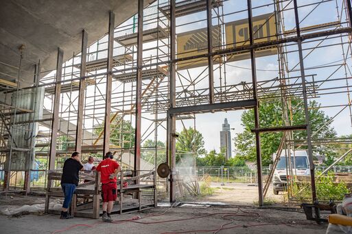 Arbeiten zum Rückbau der alten Glasfassade