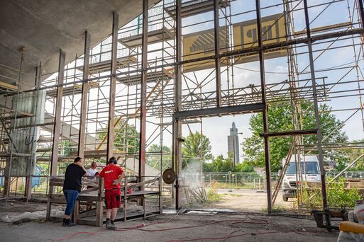 Arbeiten zum Rückbau der alten Glasfassade