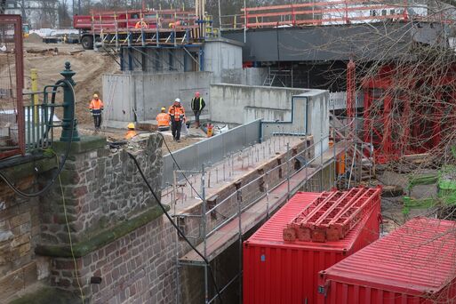 An der Pylonbrcke wird Sonntag gearbeitet