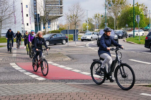 Bild vergrößern: Oberbürgermeisterin Simone Borris und der ADFC mit dem Rad durch Magdeburg