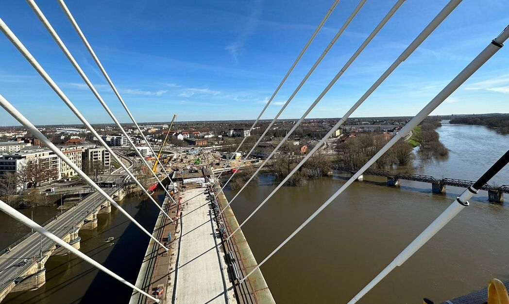 Bild vergrößern: Die Magdeburger Kaiser-Otto-Brücke mit Blick vom Pylon im März 2023