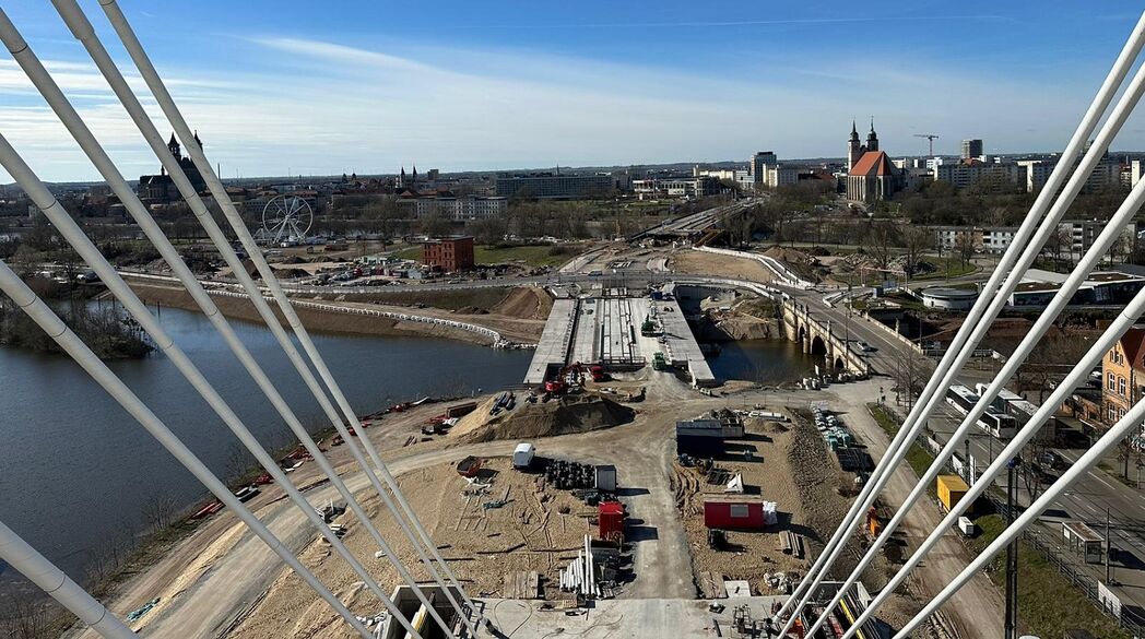 Bild vergrößern: Blick auf die Magdeburger Königin-Editha-Brücke im März 2023
