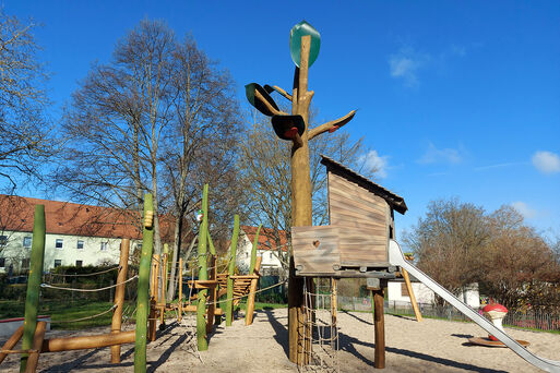 Spielbereich Obstgarten für die größeren Kinder auf dem Spielplatz Otternweg