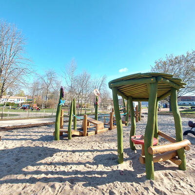 Überdachter Sand-Backtisch im Kleinkindbereich des Spielplatzes Otternweg