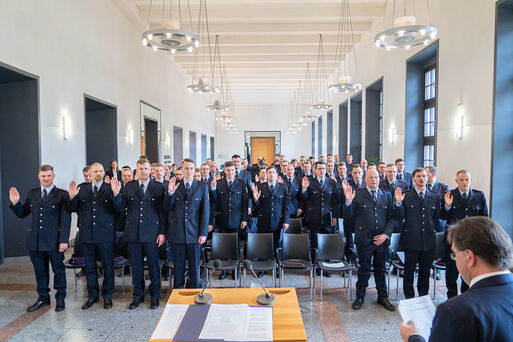 Bild vergrößern: Vereidigung der neuen Kräfte 2023 für die Berufsfeuerwehr Magdeburg