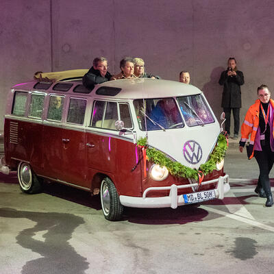 VW Samba mit Oberbürgermeisterin Borris durchfährt den Magdeburger City-Tunnel 