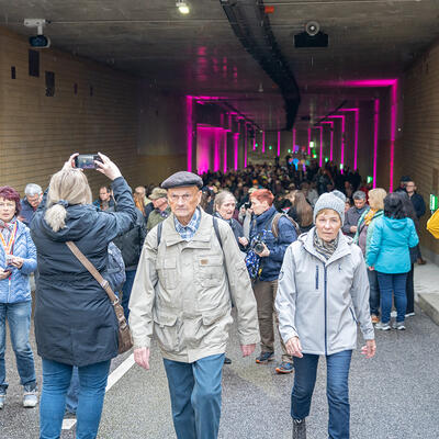 Zahlreiche Besucher nutzen die Chance den neuen City-Tunnel zu Fuß zu erkunden