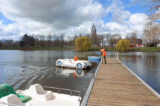 Boote am Adolf-Mittag-See Magdeburg werden zu Wasser gelassen