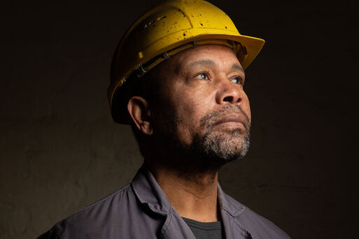 Portrait eines Mannes mit gelbem Bauhelm