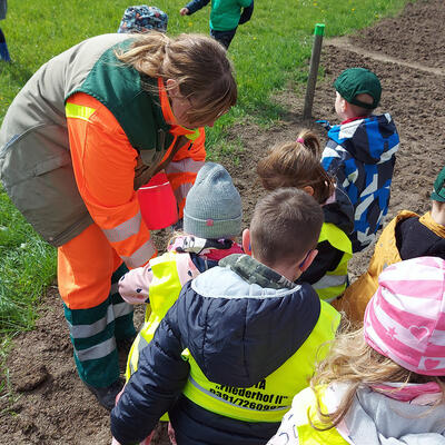 Kinder der Kita Fliedergrund helfen beim Anlegen eine Blühwiese im Floraparkgarten_6
