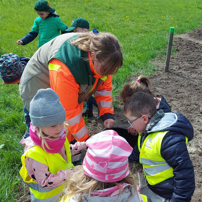 Kinder der Kita Fliedergrund helfen beim Anlegen eine Blühwiese im Floraparkgarten_7