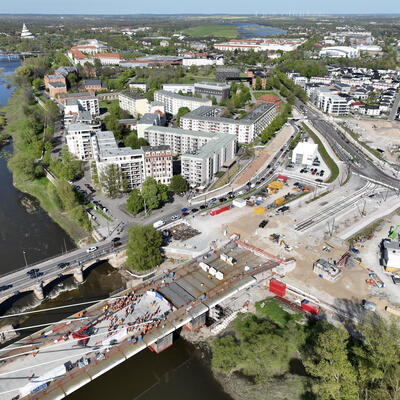 Drohnenaufnahme der Kaiser-Otto-Brücke Magdeburg 2023 Blick auf den Heumarkt