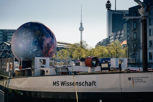 Bild vergrößern: MS Wissenschaft - Entdeckungsreise durch den Kosmos