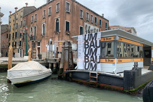 Die Ausstellung UMBAU, bei der das Umbauprojekt Hyparschale zu sehen ist, in Venedig 