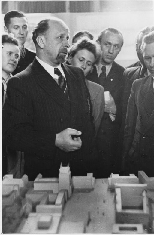 Walter Ulbricht am Modell zum Wiederaufbau Magdeburgs, 1952 © Stadtarchiv Magdeburg