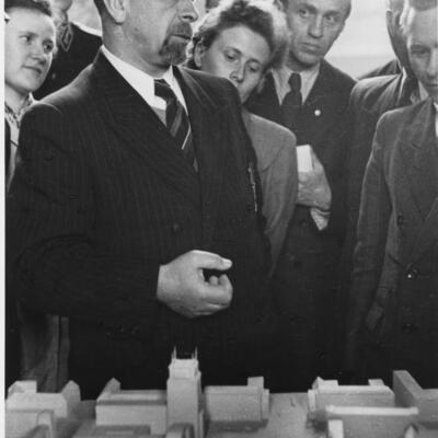 Walter Ulbricht am Modell zum Wiederaufbau Magdeburgs, 1952