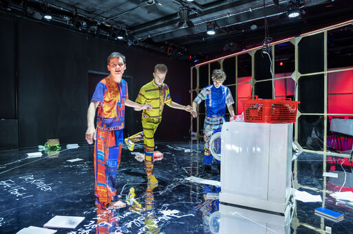 Szene aus der Performance Kosmos #1 mit Anton Andreew, Philipp Kronenberg und Oktay Önder © Kerstin Schomburg