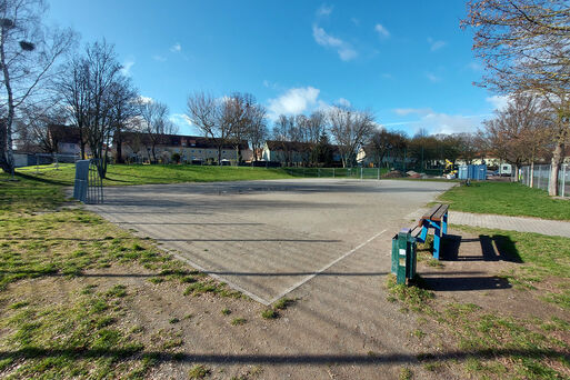 Der im Juni 2023 noch unsanierte Bolzplatz im Magdeburger Hopfengarten