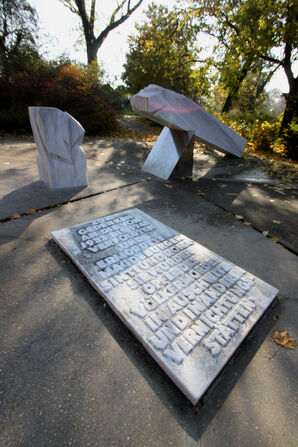 Bild vergrößern: Denkmal für die deportierten Magdeburger Sinti und Roma, 2011
(Foto: Stadtarchiv Magdeburg, Fotobestand Jürgen Banse, Nr. 530)