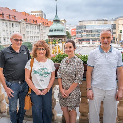 Yair Ganor, Dr. Lea Ganor, Annica Hilger und Uwe Zachert auf dem Rathausbalkon