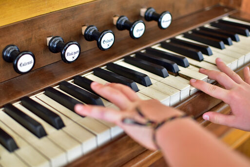 Kinderhände an einer Orgel