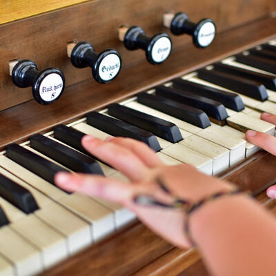 Kinderhände an einer Orgel