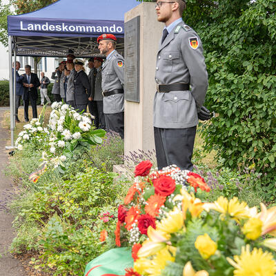 Mahnwache und Gedenkkränze vor dem Tresckow-Denkmal in Magdeburg