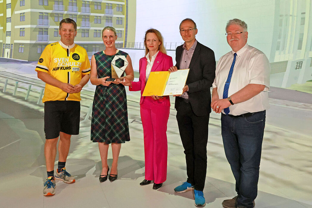 Bild vergrößern: Wirtschaftsvertretende der Landeshauptstadt Magdeburg übernehmen Auszeichnung