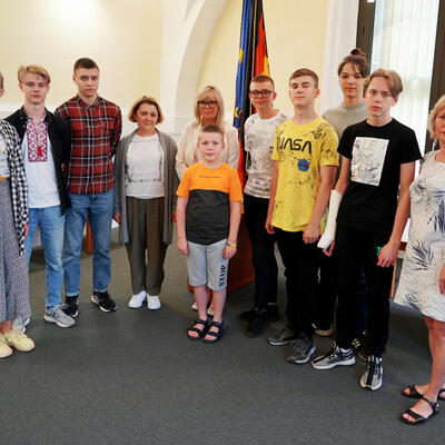 Jugendliche aus Saporischschja besuchen das Alte Rathaus in Magdeburg                      