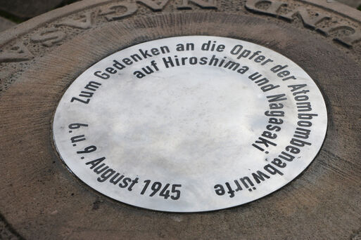 Magdeburger Gedenkstein mit der Mahnung an die Atombombenabwürfe von 1945