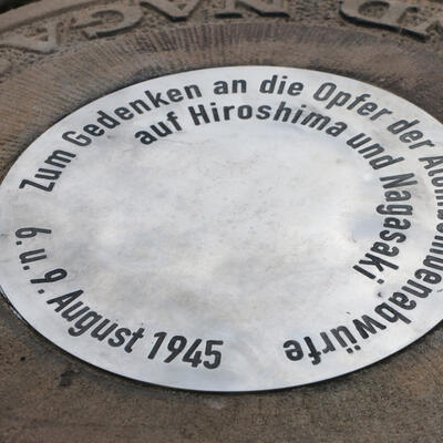 Magdeburger Gedenkstein mit der Mahnung an die Atombombenabwürfe von 1945