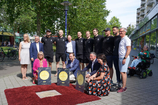 Oberbürgermeisterin Borris, Coach Wiegert und SCM-Spieler am Sports Walk of Fame