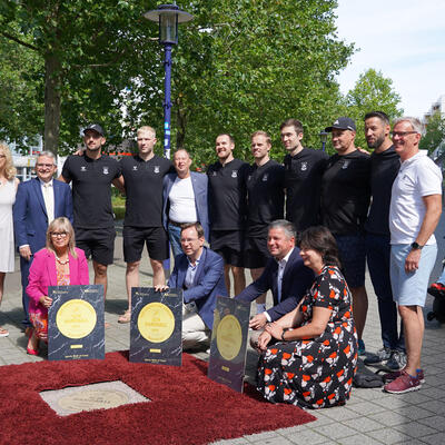 Oberbürgermeisterin Borris, Coach Wiegert und SCM-Spieler am Sports Walk of Fame