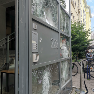 Zerstörte Scheibenfront der Magdeburger Ausländerbehörde