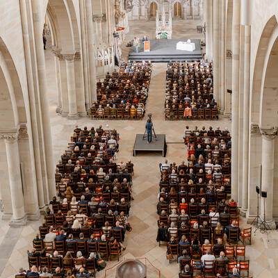 Blick auf die über 500 Gäste im Magdeburger Dom von oben